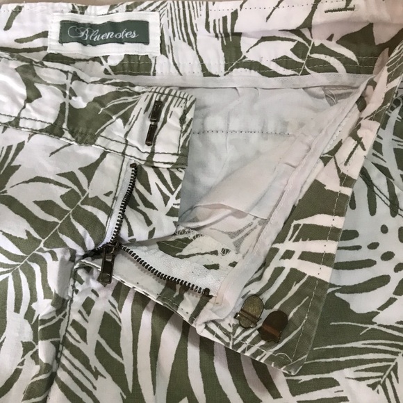 2/$15 Women's Size 5 Green and White Tropical Style Bermuda Shorts - Picture 5 of 6